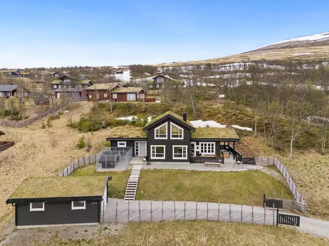 Eksklusiv familiehytte med alle fasiliteter i vakre og naturskjønne omgivelser. Fantastiske utsikts- & solforhold. — bilde 3