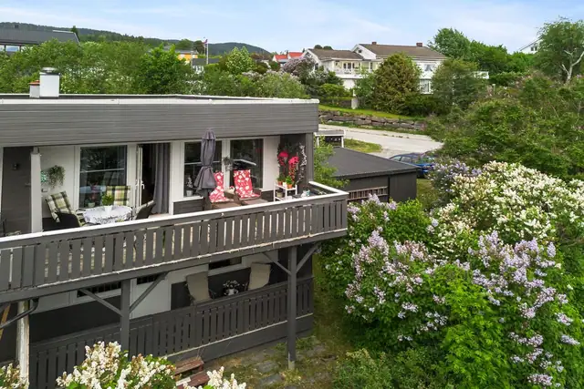 Flere solrike uteplasser, der det bla. er utgang til store og skjermede uteplasser fra hovedsoverom og stue.