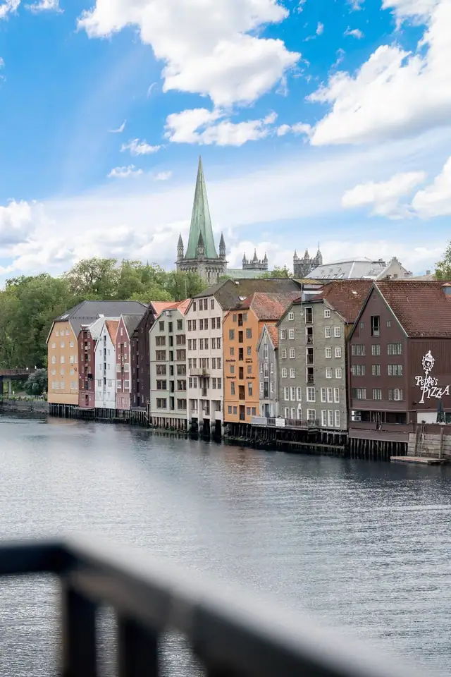 Fra den franske balkongen er det utsikt oppover mot Nidarosdomen.