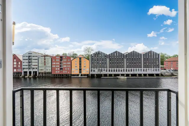 Balkongen er vestvendt med svært gode solforhold på ettermiddagen og kvelden.