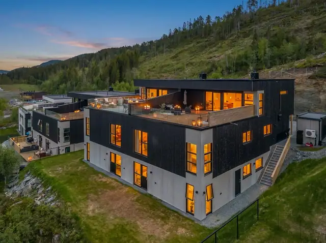 Velkommen til Svartåslia 13B og denne stilige tomannsboligen på Melhus!