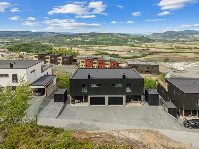 Her får du et moderne og stilrent hus ferdigstilt i 2025 med god utsikt utover vakkert landskap
