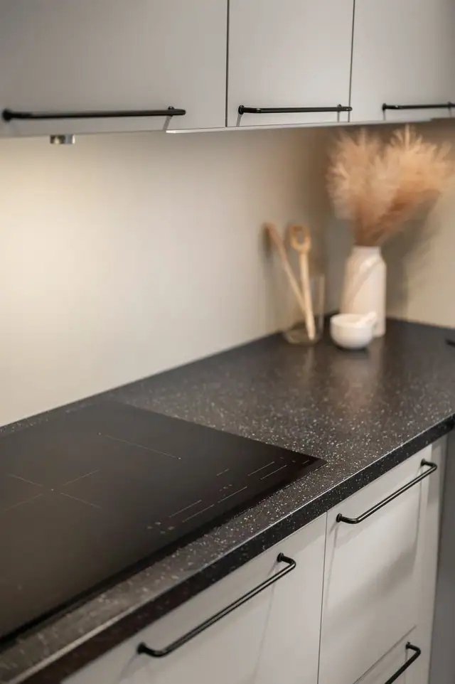 Induksjonstopp med ekstra bredde, med store kokesoner.