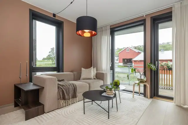 Hjørnebeliggenhet med store vindusflater gir godt lysinnslipp og utsyn