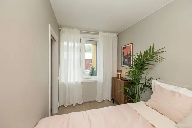 Rolige fargetoner skaper en lun atmosfære. Plassbesparende og praktisk med skyvedører inn til soverommet