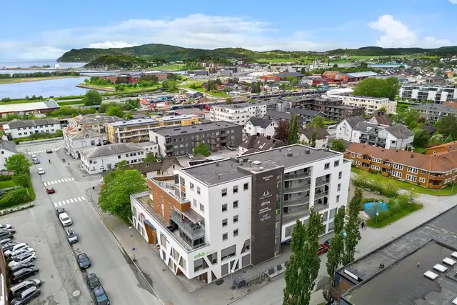 Bygget har heis som gir enkel adkomst og har fast parkeringsplass i kjeller med montert el-bil lader som følger med.
