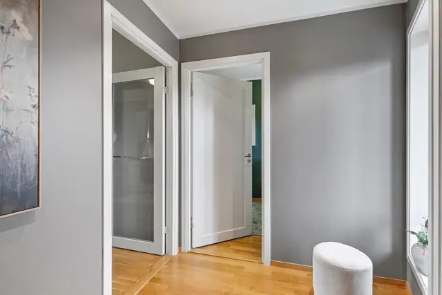 Romslig hall- her er det god plass for garderobe løsning.