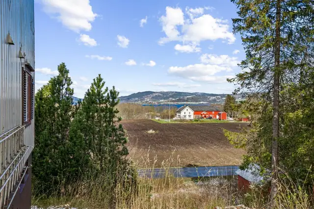 Utviklingseiendom / renoveringsobjekt med sentral og attraktiv beliggehet | Stor tomt | Fantastisk utsikt | Solrikt — bilde 6