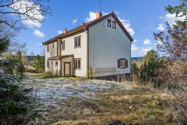 Utviklingseiendom / renoveringsobjekt med sentral og attraktiv beliggehet | Stor tomt | Fantastisk utsikt | Solrikt — bilde 7