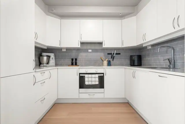 Arealeffektiv selveierleilighet med meget sentral beliggenhet. Parkeringsplass. Vannbåren varme. Heis. — bilde 7