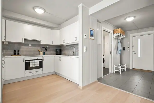 Arealeffektiv selveierleilighet med meget sentral beliggenhet. Parkeringsplass. Vannbåren varme. Heis. — bilde 8