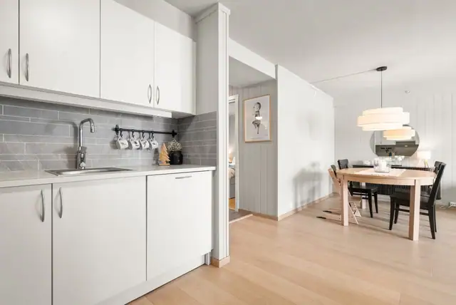 Arealeffektiv selveierleilighet med meget sentral beliggenhet. Parkeringsplass. Vannbåren varme. Heis. — bilde 9