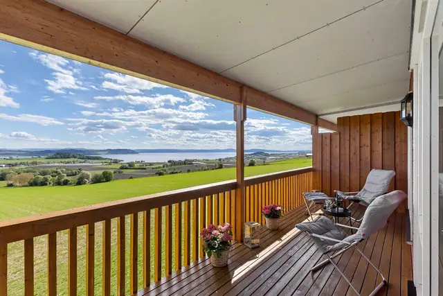 Stor og takoverbygd balkong på 14 kvm - Sameiet har også en felles takterrasse.