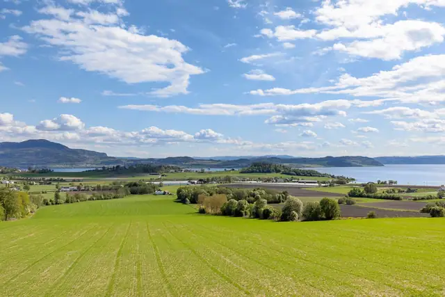Landlig beliggenhet med fantastisk utsikt fra stuen og balkongen.