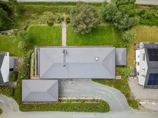 Langseth - Very well maintained, spacious detached house! Nicely landscaped plot with good sun and views! — image 11