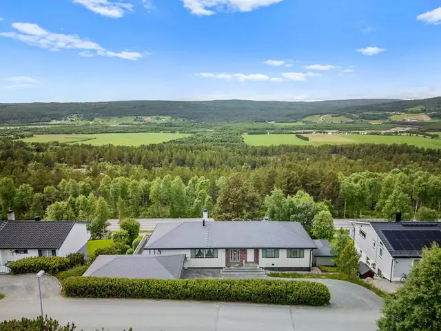 Langseth - Very well maintained, spacious detached house! Nicely landscaped plot with good sun and views! — image 3