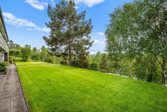 Langseth - Very well maintained, spacious detached house! Nicely landscaped plot with good sun and views! — image 4