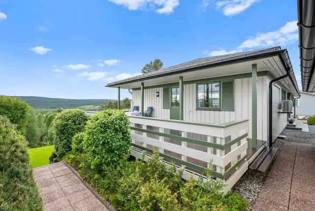 Langseth - Very well maintained, spacious detached house! Nicely landscaped plot with good sun and views! — image 5