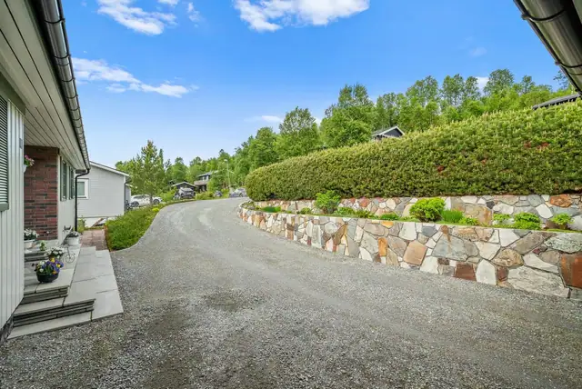Langseth - Very well maintained, spacious detached house! Nicely landscaped plot with good sun and views! — image 8