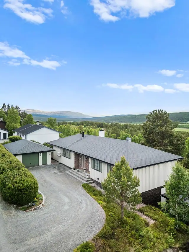 Langseth - Very well maintained, spacious detached house! Nicely landscaped plot with good sun and views! — image 9