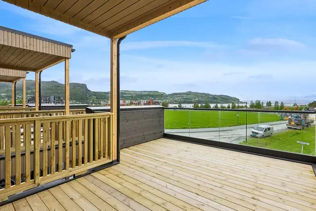 Fra terrassen har man flott utsikt og gode solforhold.
