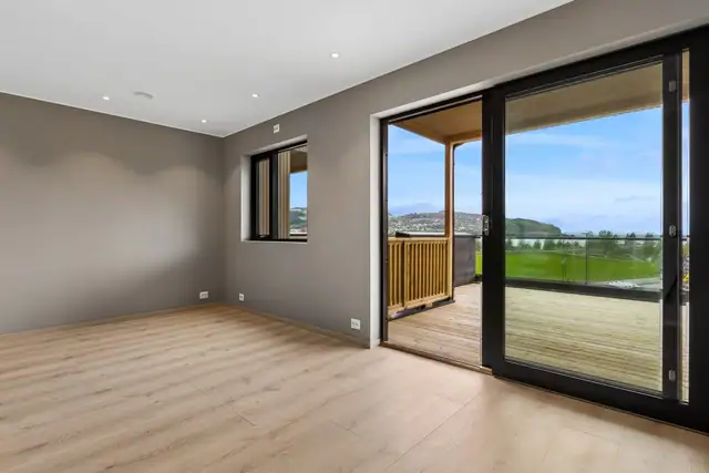 Fra stua er det utgang til solrik terrasse