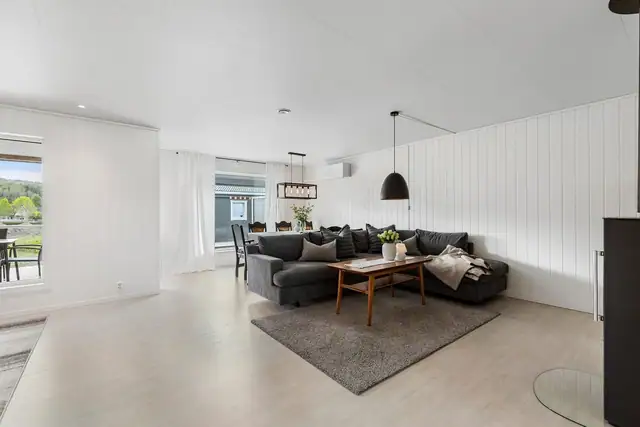 Det er klikkvinyl på gulv, panelplater på vegger og takess med downlights i himling.
