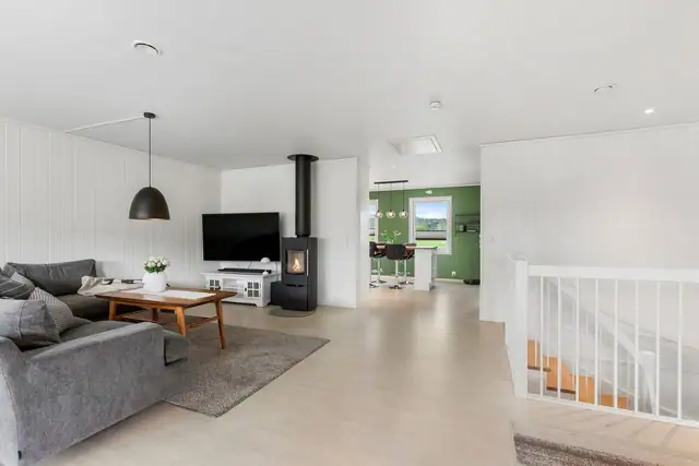 Boligen har vedfyring, varmepumpe (2025) og elektrisk oppvarming. Det er balansert ventilasjon.