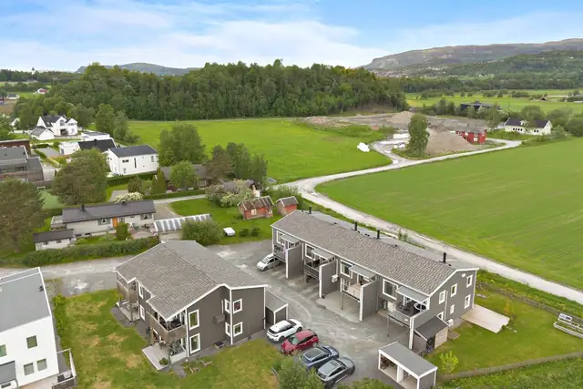 Boligen ligger i et barnevennlig område med kort veg til bla. skole, barnehage og dagligvarehandel, samt at det er flatt landskap og enkel adkomst med sykkel inn til sentrumskjerne