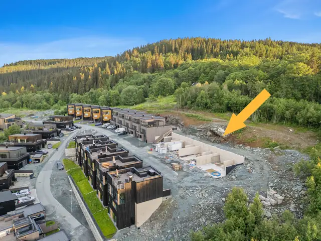 Boligene grenser mot Estenstadmarka - med flotte tur- og lysløyper. (foto av ferdige grunnmurer).