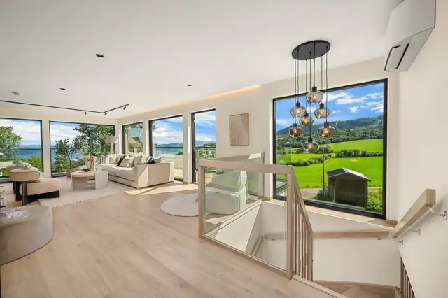 Huset består av to plan; første etasje og sokkel.