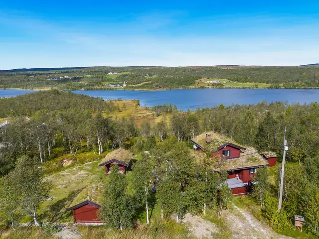 Koselig hytte med flott utsikt mot Djupsjøen og fjellene i bakgrunnen. Anneks. Uthus. Selges møblert. — bilde 1
