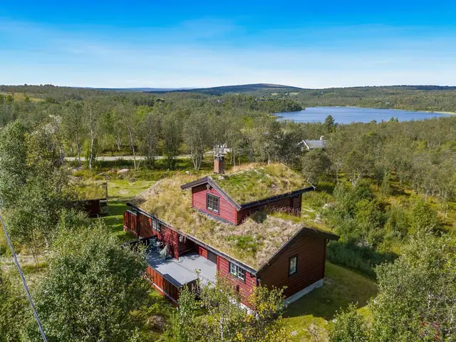 Koselig hytte med flott utsikt mot Djupsjøen og fjellene i bakgrunnen. Anneks. Uthus. Selges møblert. — bilde 2