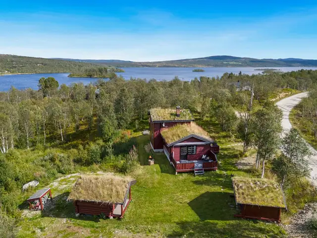 Koselig hytte med flott utsikt mot Djupsjøen og fjellene i bakgrunnen. Anneks. Uthus. Selges møblert. — bilde 3