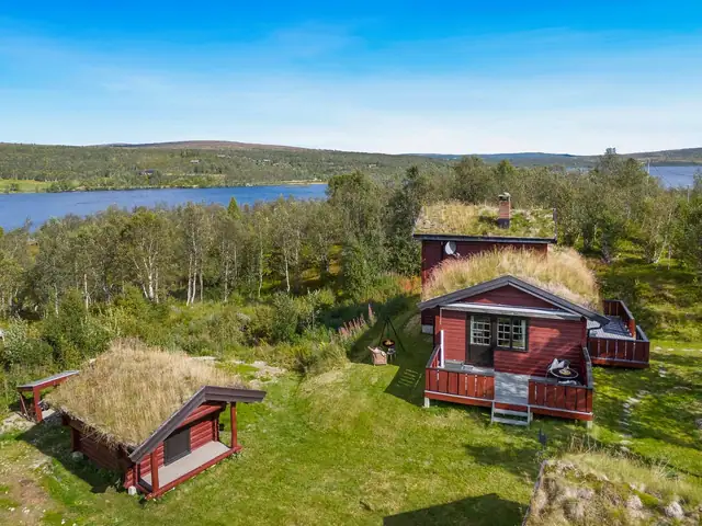 Koselig hytte med flott utsikt mot Djupsjøen og fjellene i bakgrunnen. Anneks. Uthus. Selges møblert. — bilde 4