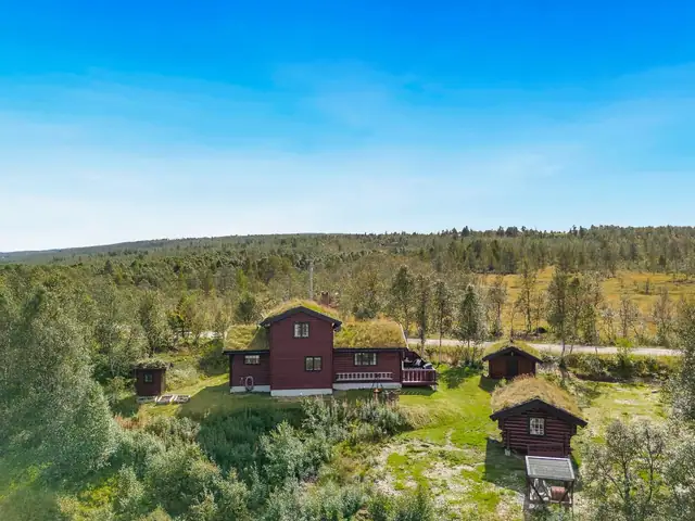 Koselig hytte med flott utsikt mot Djupsjøen og fjellene i bakgrunnen. Anneks. Uthus. Selges møblert. — bilde 5