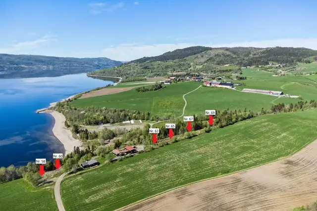 Tomtene ligger fint til kun ca. 35-165 meter fra Selbusjøen, med fantastisk utsikt og svært gode solforhold. (Plassering av tomtene på kartet er kun et estimat, avvik vil kunne for