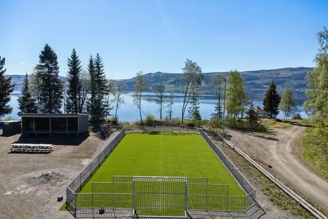 Like ved eiendommen er det et flott fellesområde med badestrand, idrettsanlegg med volleyballbane, ballbinge etc.