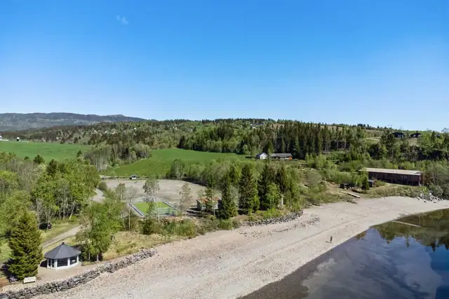 Like ved eiendommen er det et flott fellesområde med badestrand, idrettsanlegg med volleyballbane, ballbinge etc.