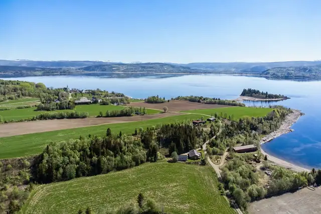 Tomtene vil ha strøm, offentlig vann/avløpsløsning og bilvei helt frem til tomta.