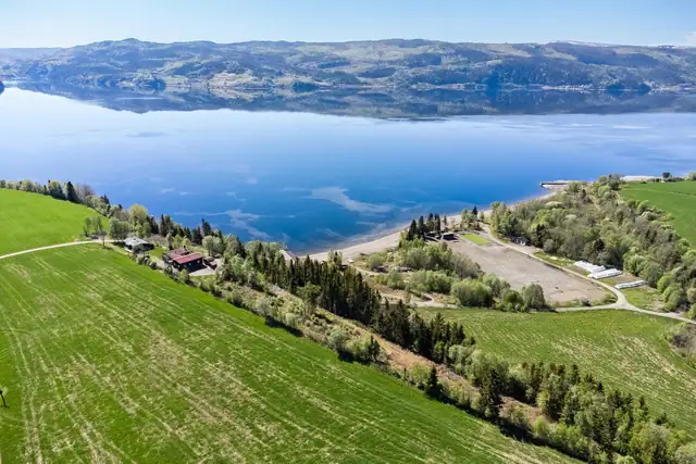 På sommerstid kan du nyte late dager på stranda ved Selbusjøen, gå turer i fjellet eller sykle på de mange oppmerkede turløypene.