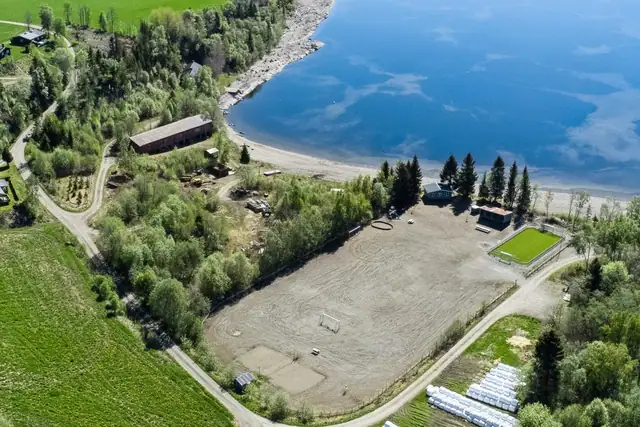Like ved eiendommen er det et flott fellesområde med badestrand, idrettsanlegg med volleyballbane, ballbinge etc.