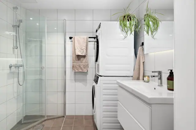 Delikat flislagt bad på 4,5 kvm med gulvvarme. Badet er vurdert til tilstandsgrad 1 av takstmann.