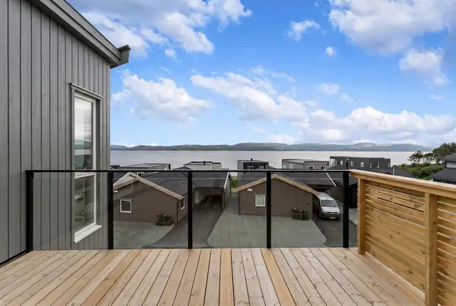 Moderne enebolig med sjøutsikt - Boligen ligger på populære Hovde Sør med kort vei til sentrum - 4 soverom - Garasje — bilde 3
