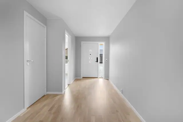 Luftig og romslig entré. Her er det godt med plass til garderobeskap og lagring av yttertøy og klær.