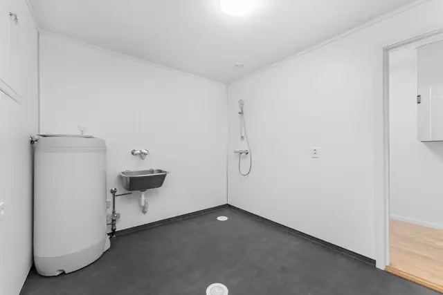 Romslig vaskerom hvor det også er installert dusj.