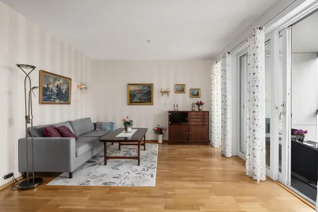 Stue med utgang til innglasset balkong