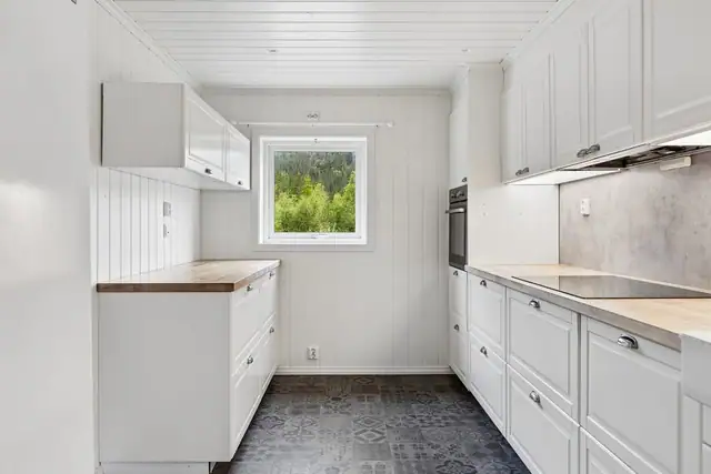 Innbydende og stilrent kjøkken som ble totalrenovert sommeren 2019. Varmekabler i gulv, og kjøkkeninnredning fra IKEA, med induksjonstopp og benkeplater i heltre bjørk.