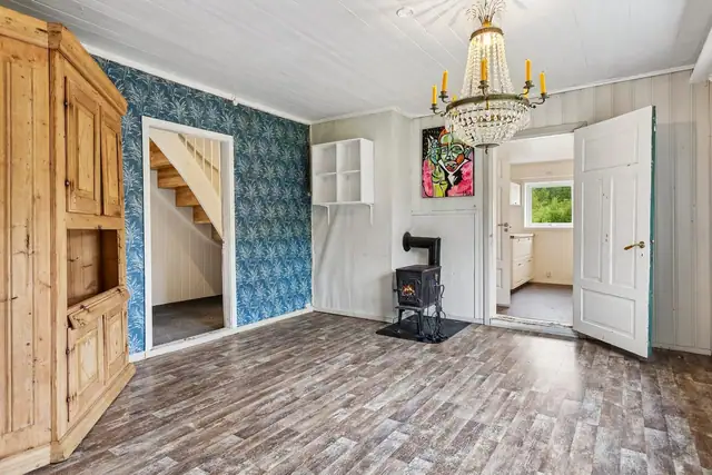 Spisestua har nyere vedovn fra Jøtul montert i 2019, med koketopp.