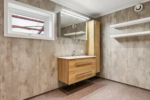 Badet i boligen ble totalrenovert våren 2019 og har baderomsplater på vegg, og våtromsbelegg med varmekabler på gulv, elektrisk avtrekksvifte samt opplegg for vaskemaskin.